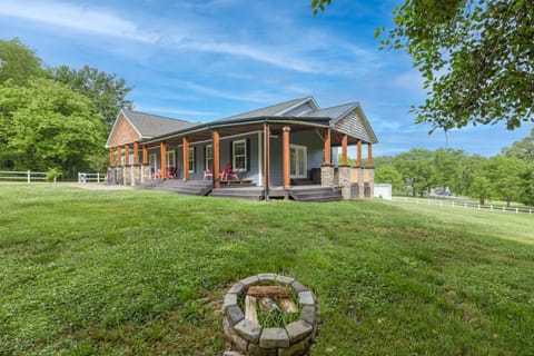 Riverside Ranch by AvantStay Mins to Downtown House in Asheville