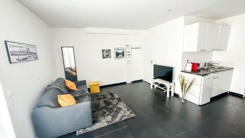 Le Color Spot - Porte de Paris Apartment in Pantin