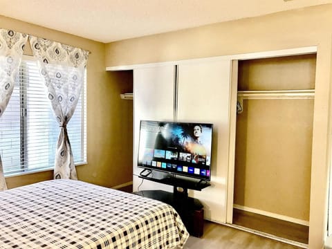 Independent bedroom with private bathroom#2 Alojamiento y desayuno in North Las Vegas