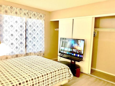 Bed, TV and multimedia, Bedroom