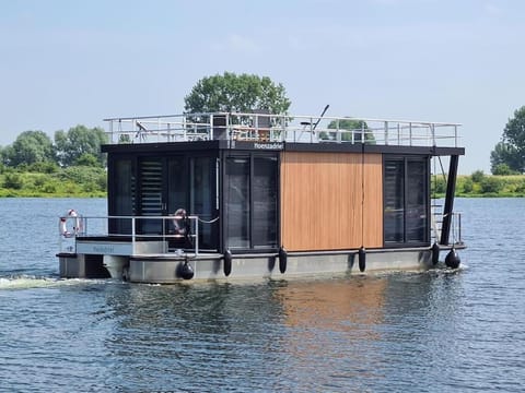 Tiny Houseboat Luxery Docked boat in Zeewolde