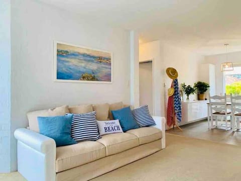 Beautiful, modern apartment seconds from beach Apartment in Perth