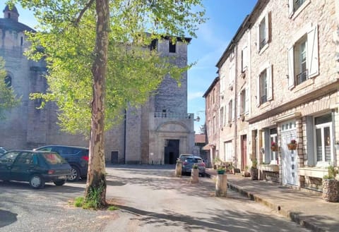 Property building, Day, Neighbourhood, Street view, Location, Parking