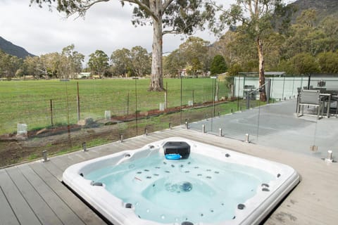 Day, Natural landscape, Garden, Hot Tub, Garden view, Mountain view