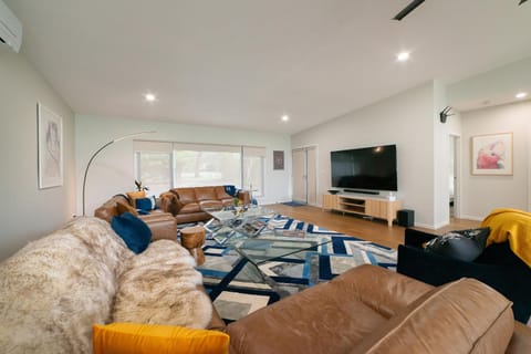 TV and multimedia, Living room, Seating area, Evening entertainment