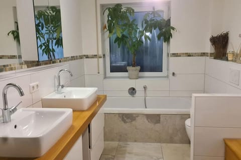 Exklusive Wohnung mit herrlicher Terrasse und Garten Apartment in Ludwigsburg