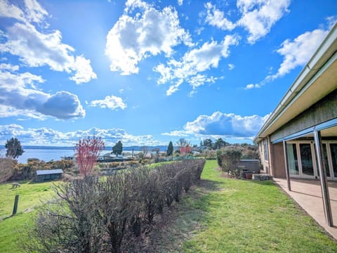 Luxury Lake View farm stay with spa pool House in Rotorua