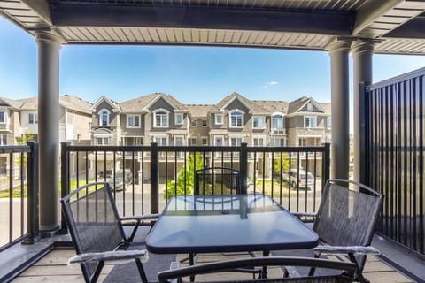 3 Bed entire townhouse with parking Condo in Milton