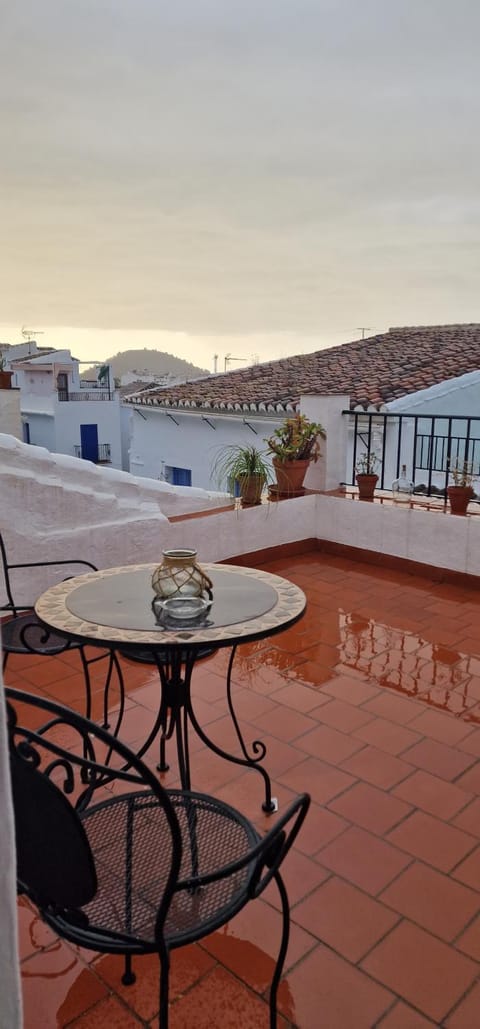 LA CASA DE ABUELA Habitaciones con baño compartido en el casco histórico de Frigiliana "sólo adultos" Bed and Breakfast in Frigiliana