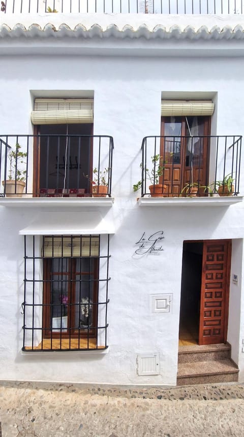 LA CASA DE ABUELA Habitaciones con baño compartido en el casco histórico de Frigiliana "sólo adultos" Bed and Breakfast in Frigiliana