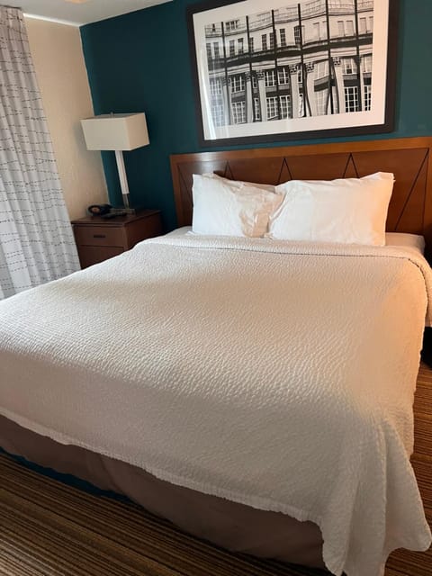 Queen bed available Hotel in Toronto