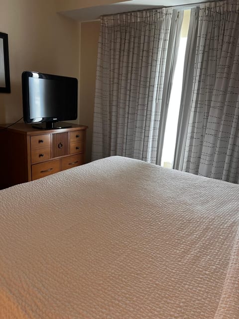 Queen bed available Hotel in Toronto