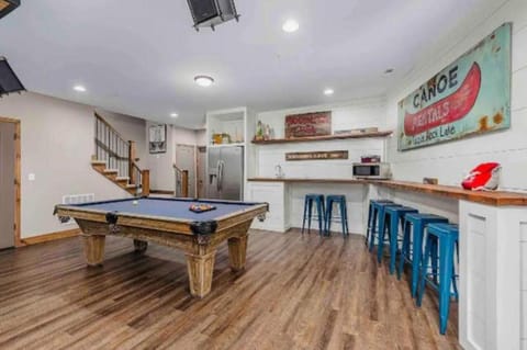 ULTIMATE Getaway with Hot Tub, Theater, Pool Table Maison in Ridgedale