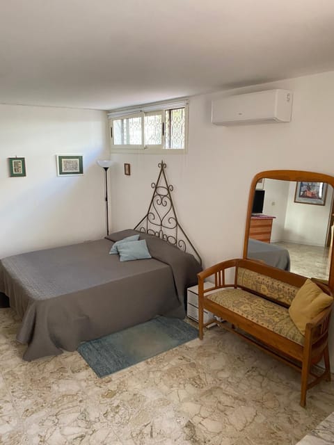 Bed, Living room, Photo of the whole room, air conditioner