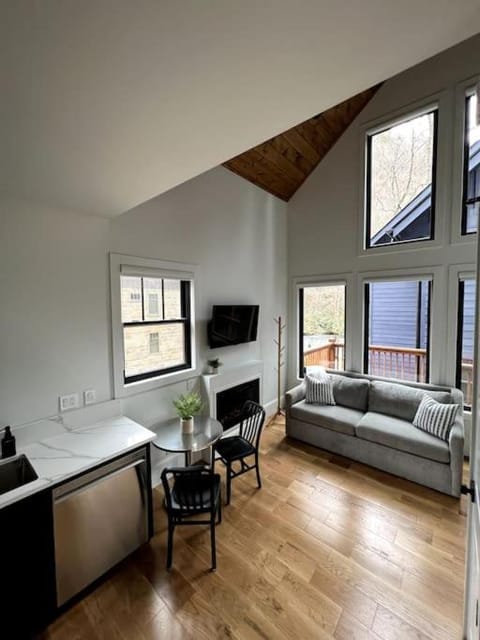 TV and multimedia, Living room, Photo of the whole room, Seating area, River view