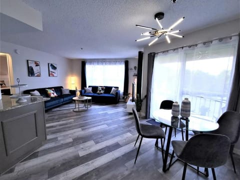 2bd/2bth Modern Condo on International Dr. w Pool ! Near Sea World and Universal Apartment in Orlando