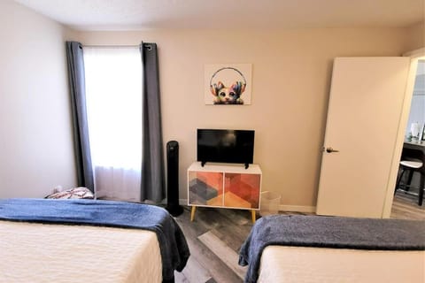 2bd/2bth Modern Condo on International Dr. w Pool ! Near Sea World and Universal Apartment in Orlando