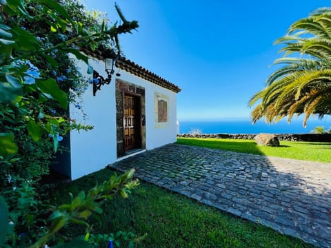 Property building, Spring, Day, Natural landscape, Garden, Balcony/Terrace, Garden view, Sea view