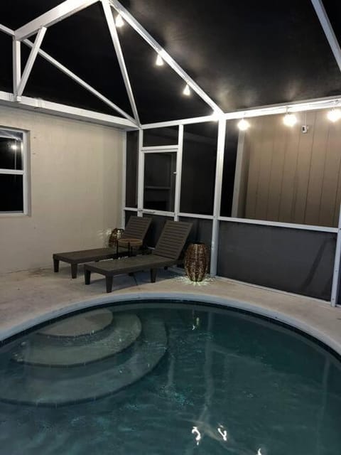 Modern 5 Beds Dog friendly Private Getaway! Casa in Poinciana