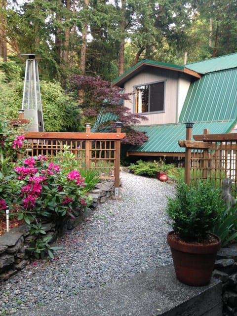 Salt Spring Carriage House B&B Bed and Breakfast in Galiano Island