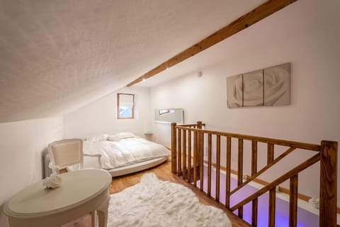 L'AppartOsé, triplex jacuzzi, love room Aix-les-Bains Condo in Tresserve