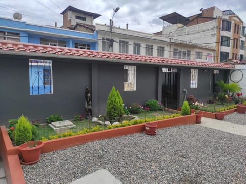 Hostal Los Lirios Auberge de jeunesse in Loja