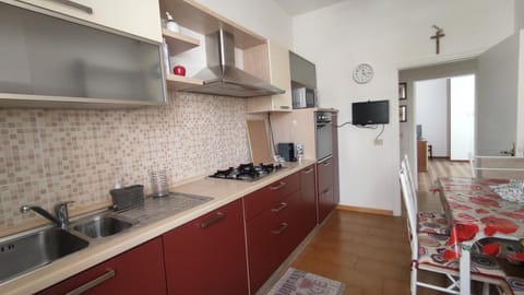 Kitchen or kitchenette, Dining area, dishwasher, minibar, pet friendly, stove