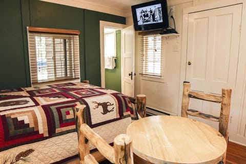 TV and multimedia, Photo of the whole room, Dining area, Bedroom