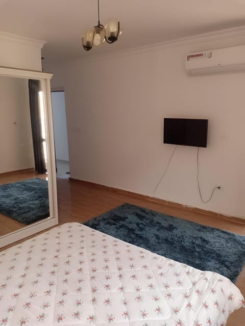 Bed, TV and multimedia, Photo of the whole room, Bedroom, air conditioner