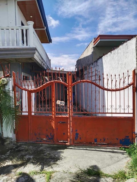 Cebu City 3 bedrooms split house 2nd floor-WIFI Condo in Cebu City