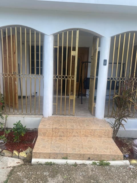 3-Bed House in Montego Bay 10 min from airport Maison in Montego Bay