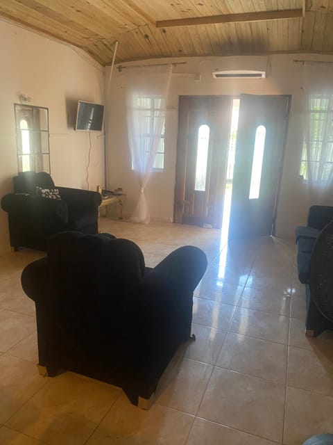 3-Bed House in Montego Bay 10 min from airport Casa in Montego Bay
