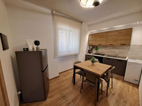 Kitchen or kitchenette, Dining area, oven, stove