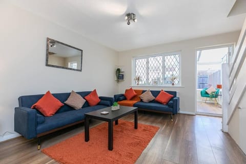 Lovely Two Bed at Tanglewood Apartment in Uxbridge