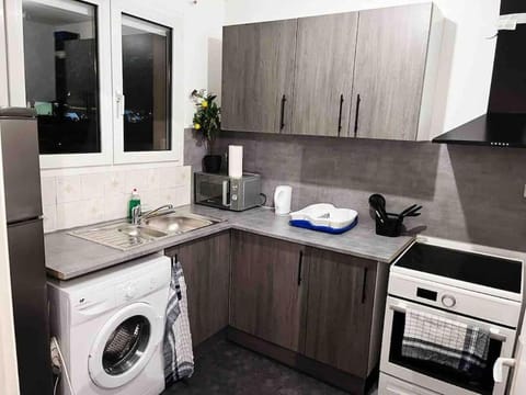 Kitchen or kitchenette, minibar, stove, washing machine