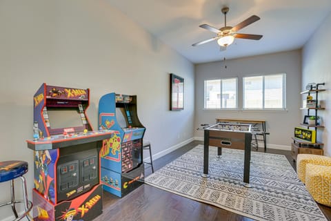 Luxe Goodyear Home Pool, Swim-Up Bar, Game Room! House in Goodyear