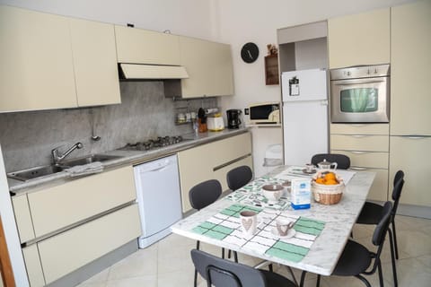 Coffee/tea facilities, Kitchen or kitchenette, Dining area, minibar, pet friendly, stove, toaster