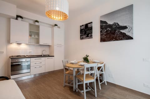 Kitchen or kitchenette, Dining area, pet friendly, stove