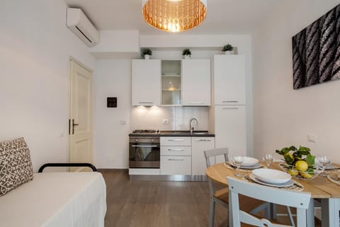 Kitchen or kitchenette, Living room, Seating area, Dining area, pet friendly, stove