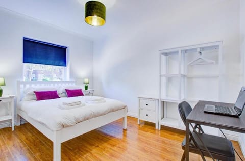 Modern 2 Bedroom Apartment Condominio in Romford