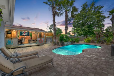 Skull Island 2 Pool Homes Close to Beach with Beach Gear and AMAZING Pool Decks Casa in Lower Grand Lagoon