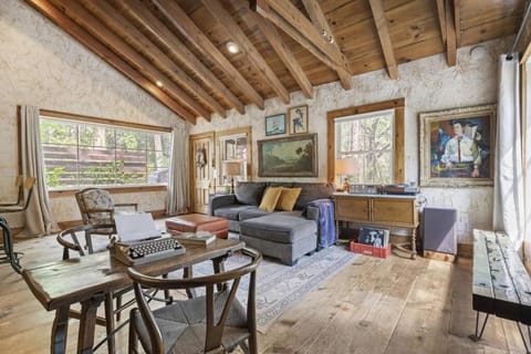 Owl Pine Cabin on Strawberry Creek Chalet in Idyllwild-Pine Cove