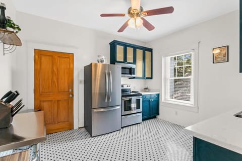 Stunning 2BD luxury apt perfect NOLA location Apartment in Warehouse District