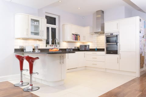 Luxury 6 Double Bedroom London Town house House in London Borough of Ealing