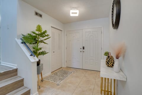 Spacious Tampa Vacation Rental about 7 Mi to Beach! Haus in Town N Country