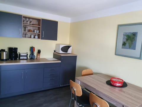 Coffee/tea facilities, Kitchen or kitchenette, Dining area, minibar, toaster