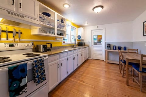 Private Bungalow with Kids Playset Haus in Arvada