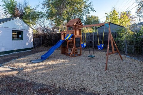 Private Bungalow with Kids Playset Maison in Arvada