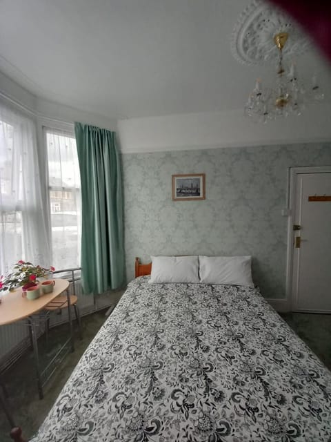 Mari London room for holiday Bed and Breakfast in Ilford
