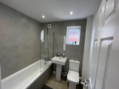 3 Bedroom New House with Wi-Fi Sleep 5 By Home Away From Home House in Newcastle-under-Lyme